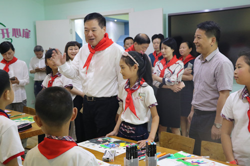 先后赴市第三实验小学,白沙路街道城东幼儿园,碧海学校,慈吉幼儿园_幼儿999 今天是第69个六一国际儿童节,近日,市领导分赴各地走访慰问全市少年儿童,向他们致以节日的问候,并送上慰问品。 祝小朋友们儿童节快乐。冒着大雨,市委书记高庆丰、市委常委高松岳、市人大常委会副主任楼雪聪、副市长沈小贤一行,先后赴市第三实验小学、白沙路街道城东幼儿园、碧海学校、慈吉幼儿园慰问少年儿童,为他们带去节日的祝福。 不仅学习成绩要好,思想品德也要好。在市第三实验小学,高庆丰参观学校文化走廊,与少年儿童亲切攀谈,嘱咐孩子们要快快乐乐地学习,养成文明生活习惯,并小手牵大手带动家长倡行文明新风,同